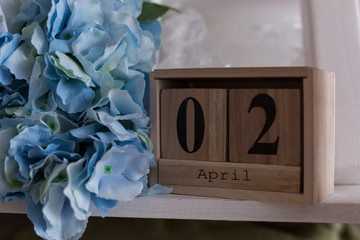 деревянный календарь 25 апреля . цветы