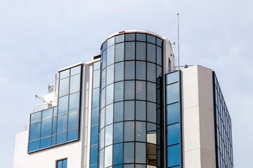 Fototapeta premium reflective office building