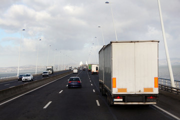 traffic on long bridge