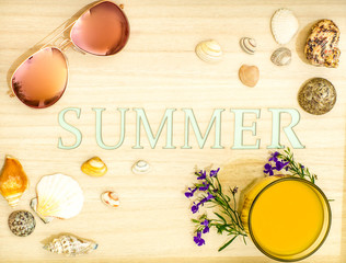 Wesoły, letni kolaż z muszelkami, okularami przeciwsłonecznymi oraz sokiem © Glinky