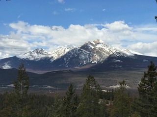 Fototapeta na wymiar View of the mountains in Jasper