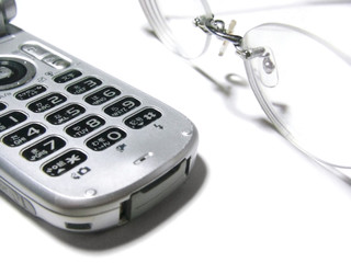 携帯電話とメガネ