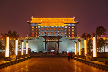 Obraz premium The beautiful city gate tower of Xi'an city of China.