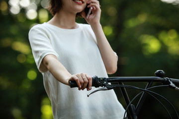 自転車に乗りながら通話する女性