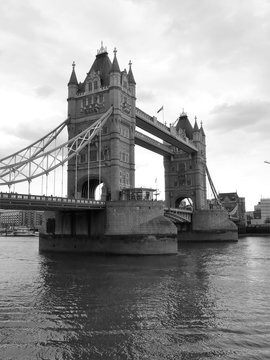 Perspective of the Tower bridge, London. © Luna