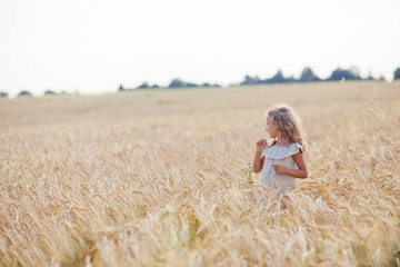 Naklejka na ściany i meble girl in wheat field