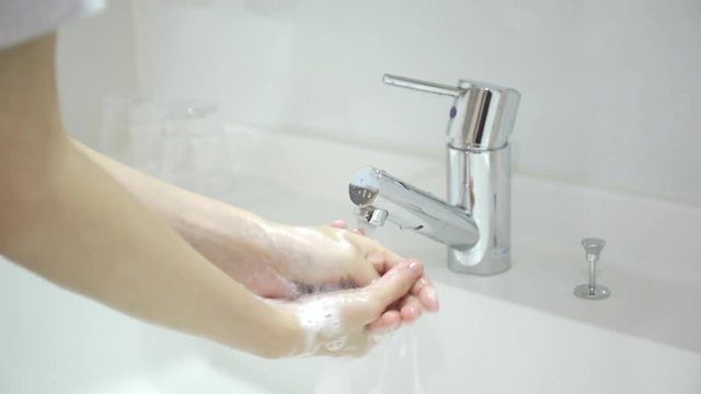 手洗いをする女性の手元