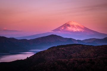 Fototapeta premium 【神奈川県】箱根大観山から芦ノ湖と紅富士