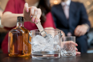 お酒を作る女性