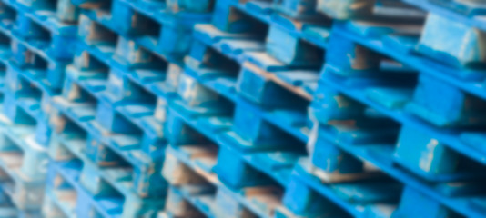 Obraz premium abstract blur of blue wooden pallets for transportation. background
