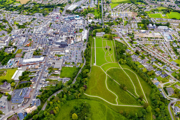 Die Stadt Killarney in Irland aus der Luft
