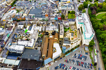 Fototapeta na wymiar Die Stadt Killarney in Irland aus der Luft