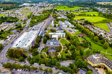 Die Stadt Killarney in Irland aus der Luft