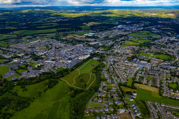 Die Stadt Killarney in Irland aus der Luft