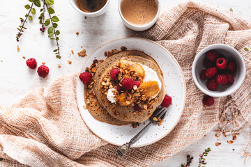 Galette ou Crêpe Bretonne au Sarrazin pour la Chandeleur avec Yaourt, Fruits, Granola.