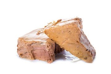 Bonito del norte o atún claro en aceite de oliva aislado sobre fondo blanco comida
