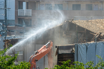 粉塵が舞う建物の解体現場