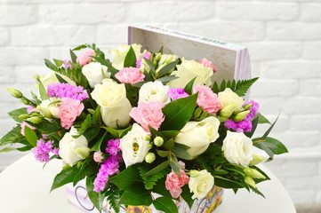 Obraz na płótnie Canvas beautiful floral arrangement in a hat box 