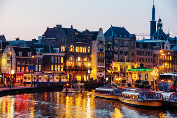 Obraz premium Illuminated buildings in the center of Amsterdam, Netherlands at night