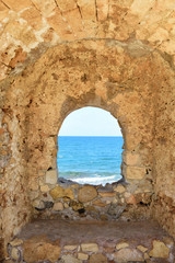 Fenster Öffnung im Mauer auf dem Weg zum Leuchtturm in Chania