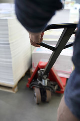 Pallet truck, the worker loads the pallets onto the trolley.