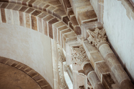 Collones en pierre dans une abbaye, France