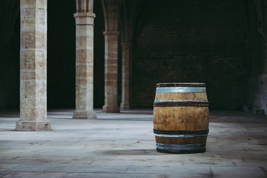 Vieux tonneau de vin en d&eacute;coration
