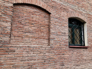 Fototapeta na wymiar The old district of the city in Tbilisi, Georgia.The restored area of old Tbilisi. Tourism in Georgia. Old brick wall