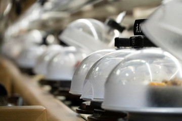 日本風回転すしのレーンと寿司