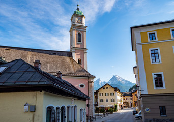 Pfarrkirche St. Andreas in Berchtesgaden mit Watzmann