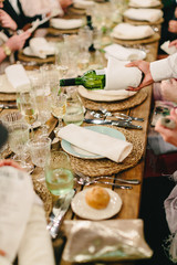 Dinner am geschmückten Hochzeitstisch, Kellner schenkt den Wein ein 