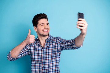Photo portrait of cheerful optimistic positive in good mood funny funky carefree traveler tourist holding telephone in hands having free time joining to resort vacation isolated pastel background