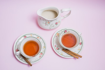Obraz na płótnie Canvas Tazas de té con canela estilo shabby chic y jarra con leche de avena.