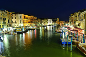 Paesaggio di Venezia in notturno.