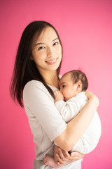 赤ちゃんを抱いた若い女性