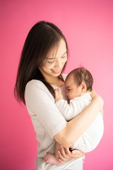 赤ちゃんを抱いた若い女性