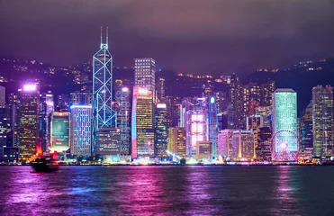 Foto op Plexiglas De skyline van Hong Kong bij nacht © badahos