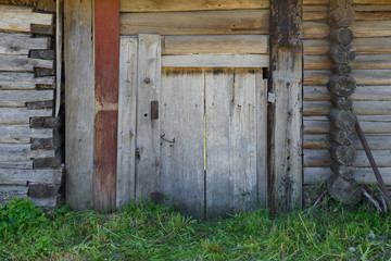 Fototapeta na wymiar old wooden gate on an abandoned wooden wall