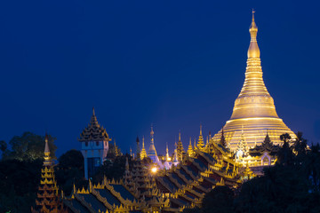 Fototapeta premium Shwedagon Pagoda, Burma with beautiful evening Light: the beautiful golden pagoda in Yangon City, the oldest historical pagoda in Burma and the world