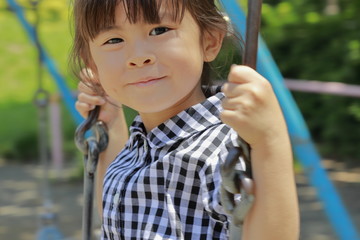 ブランコで遊ぶ幼児(4歳児)