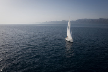Segelboot auf dem Wasser mit Sonne 