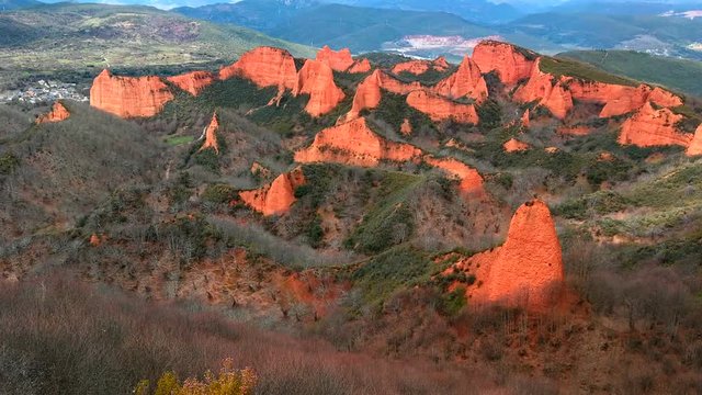 Paraje paisajistico de Las Medulas. Yacimientos romanos de oro entre casta&ntilde;os y robles. Patrimonio de la Humanidad
