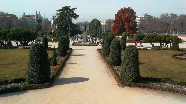  El Parterre con Jardines frente a la puerta de Felipe IV y el Casón del Buen Retiro en el Parque del Retiro. Madrid