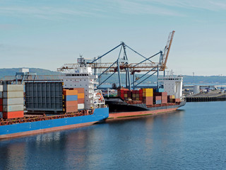 Containerschiffe im Hafen