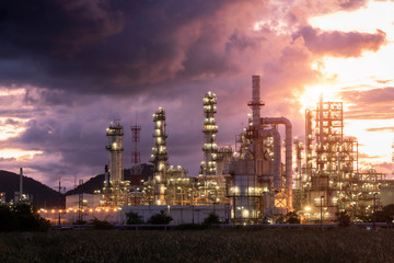 Fototapeta na wymiar Industrial view Oil refinery and oil tanks plant during at twilight