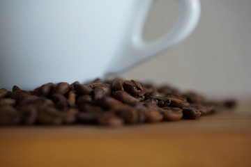 Kaffeetasse und Kaffeebohnen