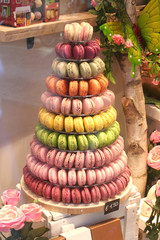 Viele bunte Macarons - S&uuml;&szlig;es Geb&auml;ck im Schaufenster einer Patisserie