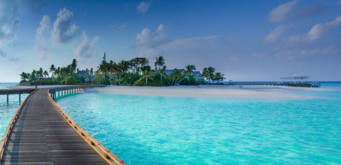 Obraz premium The incredible color of the Maldivian sea in front of an island