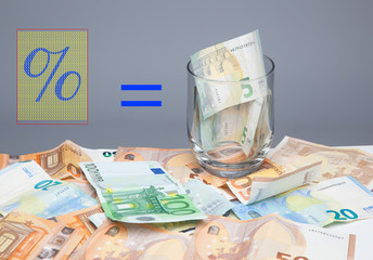 El dinero es la base de la sociedad capitalista, el dinero sirve para pagar los préstamos que nos han dado los bancos, compramos la comida y los servicios básicos con dinero. Las empresas pagan a sus 