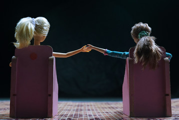 munecas sentadas de espalda tomadas de lam mano